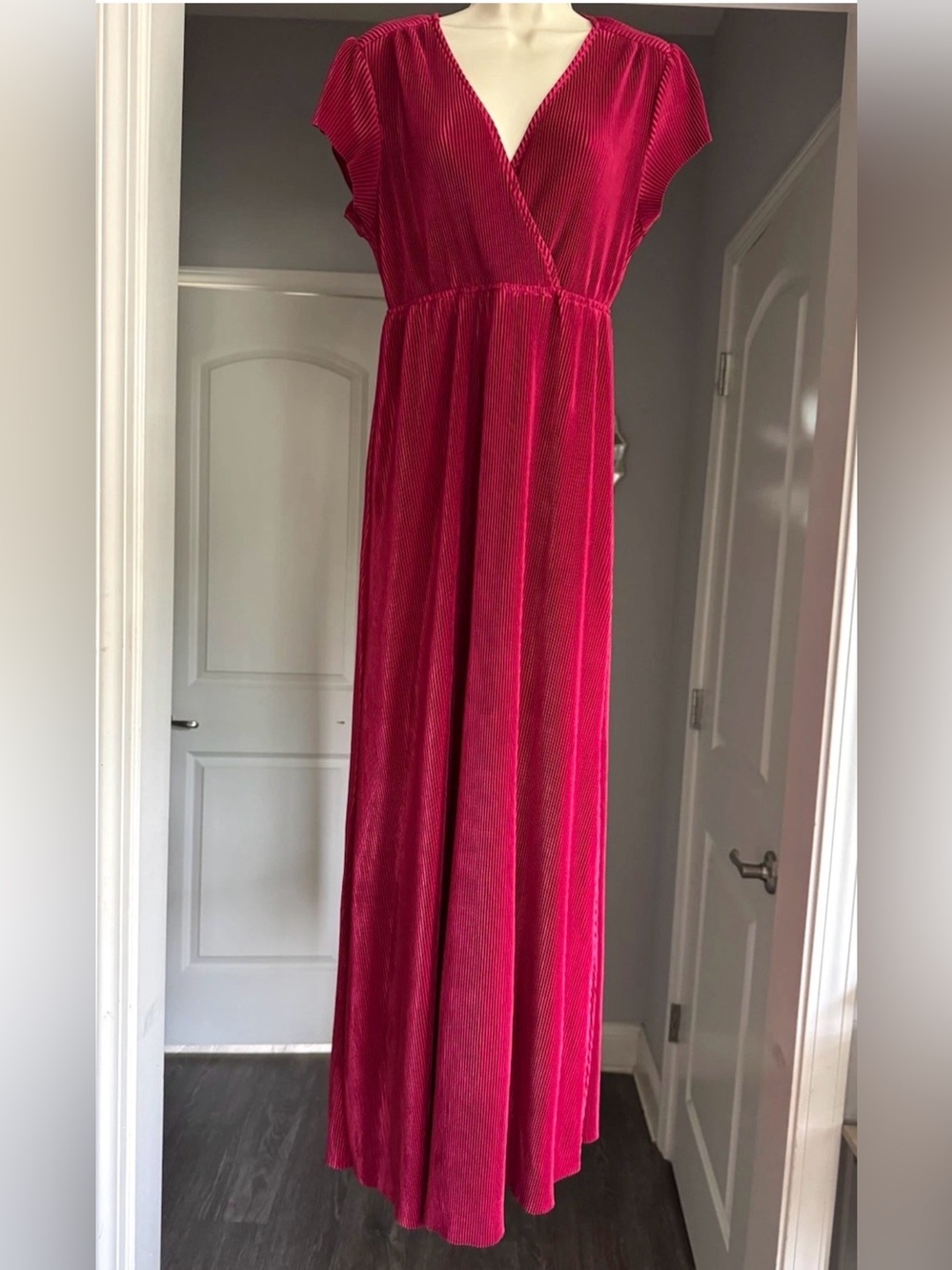 Baltic Born Burgundy Pleated V-Neck Lined Maxi Dress Short Sleeve Size S